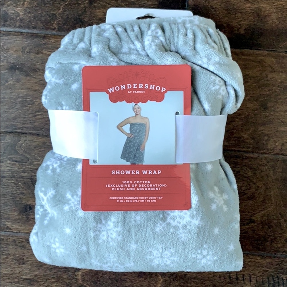 NWT Snowflake Print Shower Wrap
